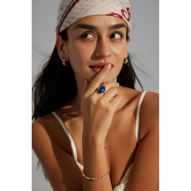 Gold ring with a bold blue gemstone, perfect for gem jewelry lovers, jewelry websites, and vintage jewelry enthusiasts. Ideal for jewelry storage, cleaning, and repair.