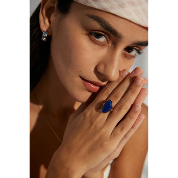 Gold ring with a bold blue gemstone, perfect for gem jewelry lovers, jewelry websites, and vintage jewelry enthusiasts. Ideal for jewelry storage, cleaning, and repair.
