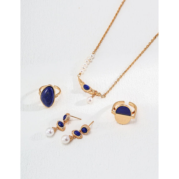 Gold ring with a bold blue gemstone, perfect for gem jewelry lovers, jewelry websites, and vintage jewelry enthusiasts. Ideal for jewelry storage, cleaning, and repair.