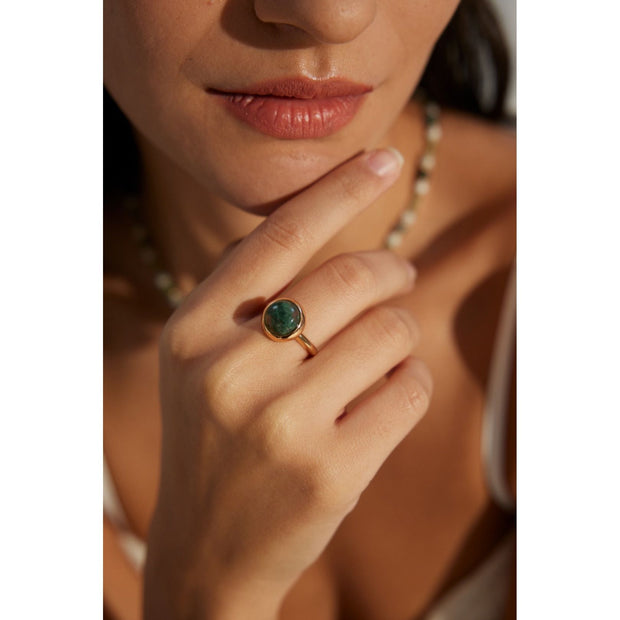 Elegant adjustable rings with natural green stones in silver and gold finishes, ideal for vintage jewelry lovers, jewelry storage collections, or jewelry websites. Perfect for gem jewelry enthusiasts, emerald ring jewelry seekers, and jewelry designers. Great for gifting jewelry for mom or enhancing earrings and rings collections with a timeless style.