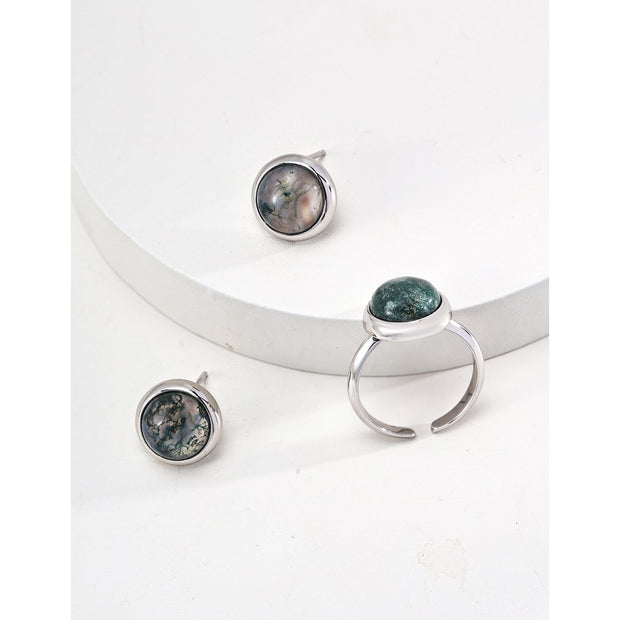 Elegant adjustable rings with natural green stones in silver and gold finishes, ideal for vintage jewelry lovers, jewelry storage collections, or jewelry websites. Perfect for gem jewelry enthusiasts, emerald ring jewelry seekers, and jewelry designers. Great for gifting jewelry for mom or enhancing earrings and rings collections with a timeless style.