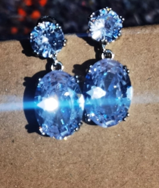 Elegant crystal drop earrings with sparkling oval-cut gems, perfect for mature women, modern earrings piercing, and vintage jewelry enthusiasts.