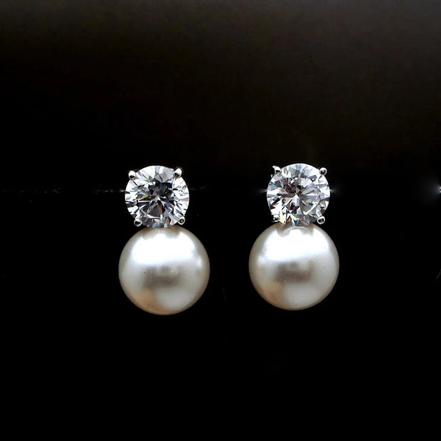 Elegant diamond and pearl stud earrings for jewelry lovers, ideal for earrings piercing and body jewelry storage. Perfect for vintage jewelry collections or jewelry websites.