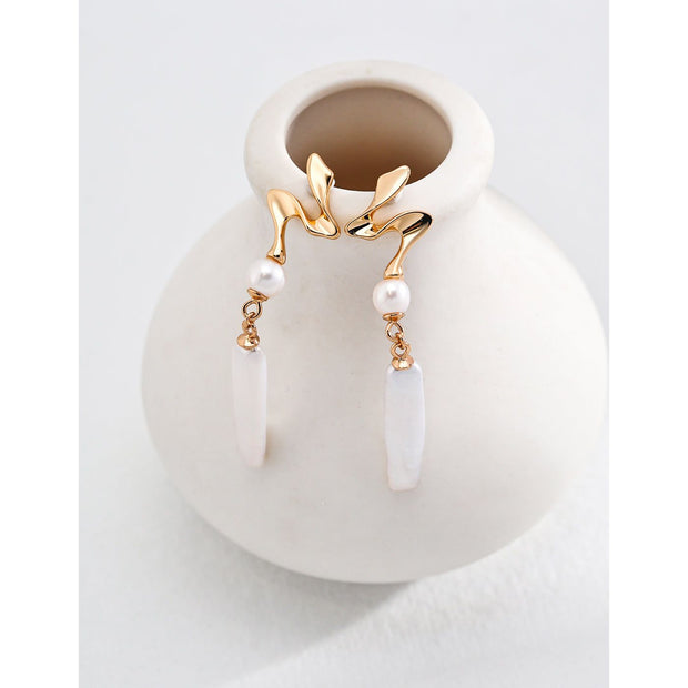 Elegant gold and pearl drop earrings for jewelry storage and earrings piercing. Perfect for vintage jewelry lovers and jewelry designers showcasing timeless style.