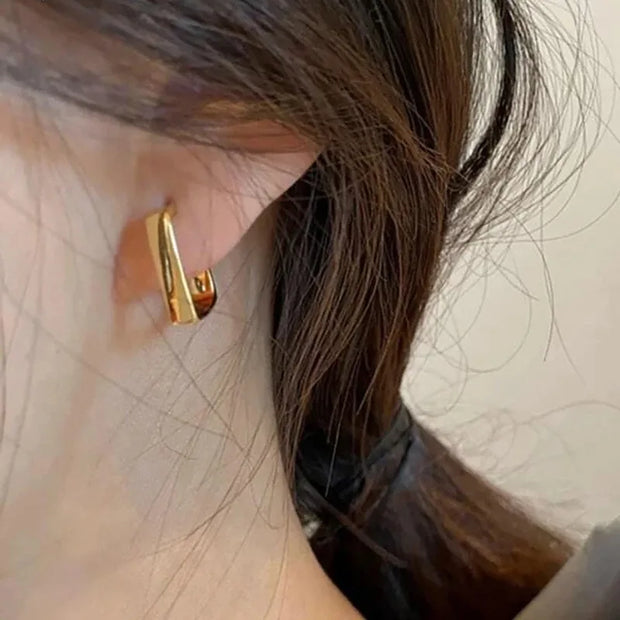 Heart-shaped pearl earrings for jewelry cleaning, earrings piercing, and jewelry storage. Perfect for jewelry designers, vintage jewelry, and jewelry for mom gifts.