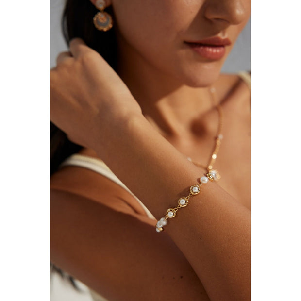 Elegant pearl bracelet with vintage gold and 925 silver accents, ideal for jewelry storage, designed by expert jewelry designers, perfect for vintage jewelry lovers, gem jewelry enthusiasts, or pairing with turquoise jewelry and emerald ring jewelry.