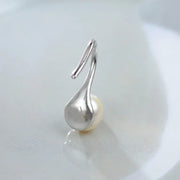 Elegant silver drop earrings with luminous freshwater pearls, ideal for earrings piercing, jewelry storage, vintage jewelry collections, and gifting. Perfect for jewelry websites or body jewelry enthusiasts.