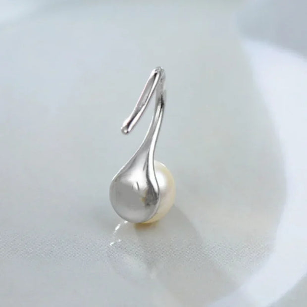 Elegant silver drop earrings with luminous freshwater pearls, ideal for earrings piercing, jewelry storage, vintage jewelry collections, and gifting. Perfect for jewelry websites or body jewelry enthusiasts.