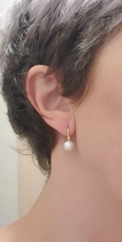 Elegant silver drop earrings with luminous freshwater pearls, ideal for earrings piercing, jewelry storage, vintage jewelry collections, and gifting. Perfect for jewelry websites or body jewelry enthusiasts.