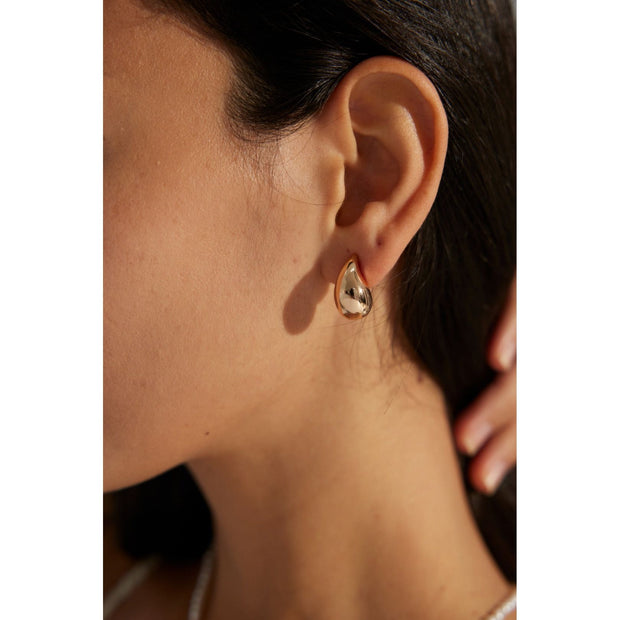 Teardrop stud earrings in rose gold and silver, perfect for jewelry storage, earrings piercing, and jewelry websites. Elegant design for body jewelry lovers and jewelry designers.