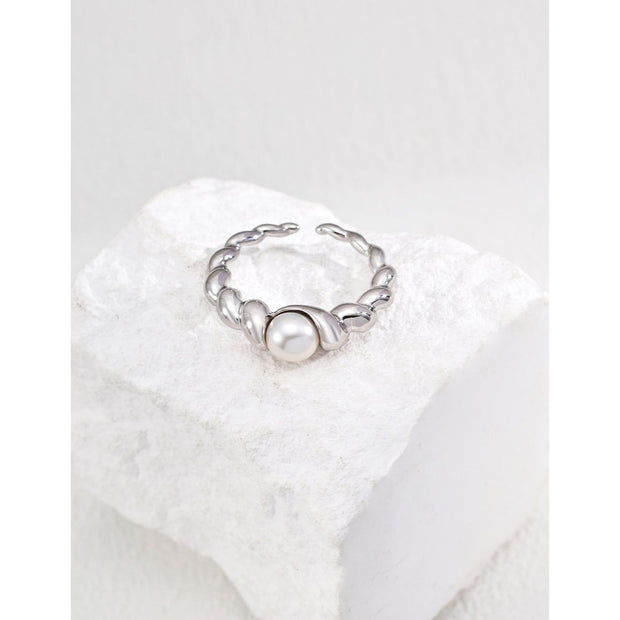 Adjustable gold and silver chain rings with pearl accents, ideal for jewelry storage, jewelry websites, vintage jewelry collections, and elegant, modern fashion.