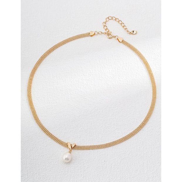 Gold and silver pearl pendant necklaces designed by jewelry designers, ideal for jewelry storage and vintage jewelry collections, perfect for jewelry websites and mom gifts.