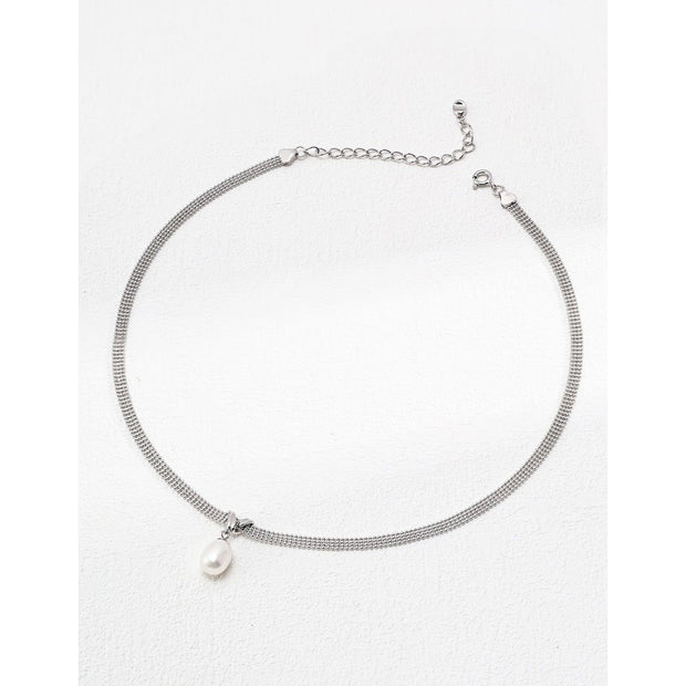Gold and silver pearl pendant necklaces designed by jewelry designers, ideal for jewelry storage and vintage jewelry collections, perfect for jewelry websites and mom gifts.