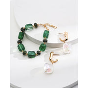 Green resin stone bracelet with gold accents, perfect for vintage jewelry lovers. Designed by expert jewelry designers, ideal for jewelry storage, jewelry websites, and jewelry cases. A great gift option for jewelry for mom or fans of gem jewelry and turquoise jewelry. Suitable for permanent jewelry collections or body jewelry.