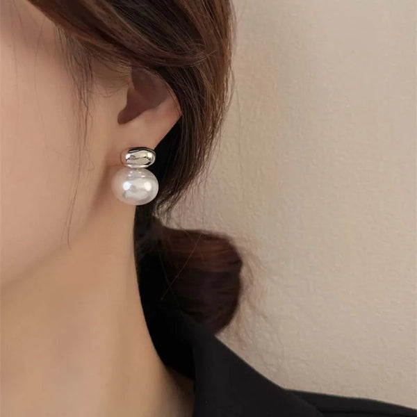French Elegant Flat Pearl Earrings - Hover Image