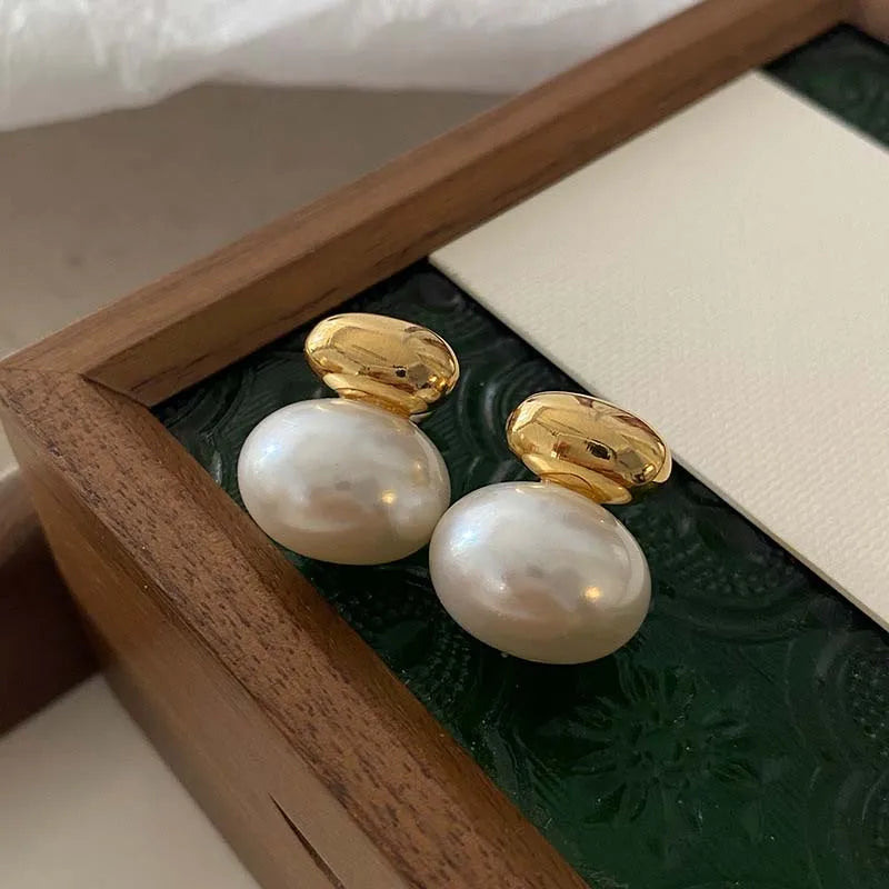 Elegant silver and pearl stud earrings, ideal for jewelry websites, jewelry storage, vintage jewelry, earrings piercing, and gifting for mom or jewelry lovers.
