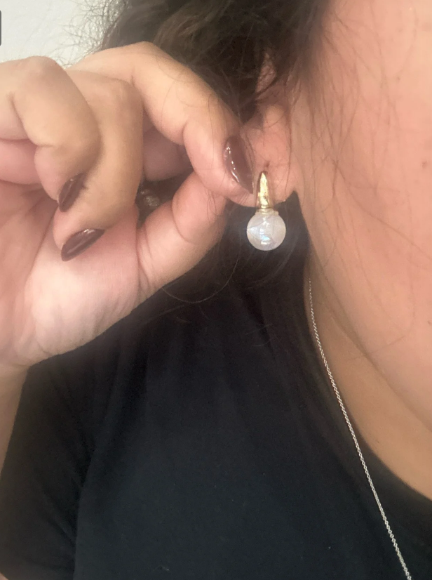 Elegant silver and pearl stud earrings, ideal for jewelry websites, jewelry storage, vintage jewelry, earrings piercing, and gifting for mom or jewelry lovers.