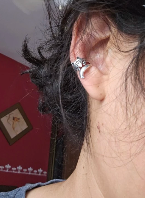 Silver fox ear cuff for earrings piercing lovers, perfect for jewelry websites, jewelry storage, body jewelry, vintage jewelry, and unique nature-inspired designs.