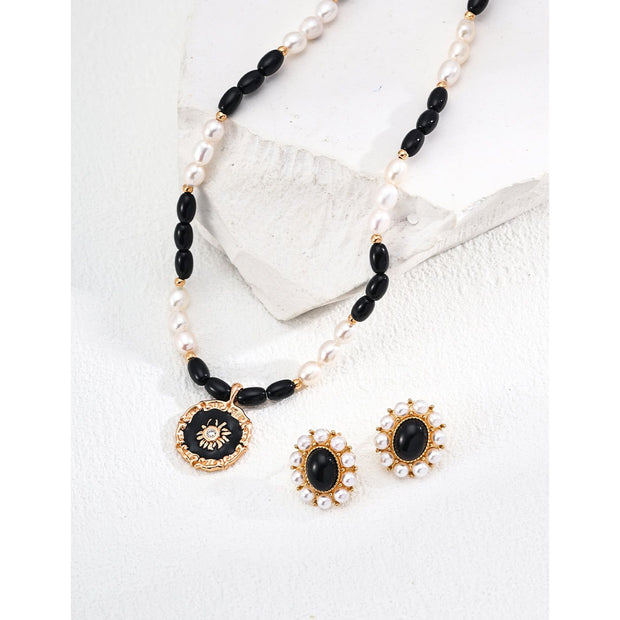 Vintage gold stud earrings with black stones and pearls, ideal for jewelry storage, jewelry websites, vintage jewelry collections, and elegant everyday styling.