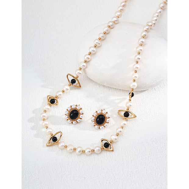 Vintage gold stud earrings with black stones and pearls, ideal for jewelry storage, jewelry websites, vintage jewelry collections, and elegant everyday styling.