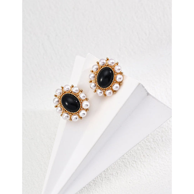 Vintage gold stud earrings with black stones and pearls, ideal for jewelry storage, jewelry websites, vintage jewelry collections, and elegant everyday styling.