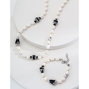 Elegant pearl and black onyx bracelet with 925 silver and vintage gold accents, perfect for jewelry storage, designed by jewelry designers, and ideal for pairing with gem jewelry, turquoise jewelry, or vintage jewelry. Featured on top jewelry websites and jewelry brands.