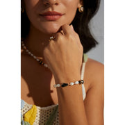 Elegant pearl and black onyx bracelet with 925 silver and vintage gold accents, perfect for jewelry storage, designed by jewelry designers, and ideal for pairing with gem jewelry, turquoise jewelry, or vintage jewelry. Featured on top jewelry websites and jewelry brands.
